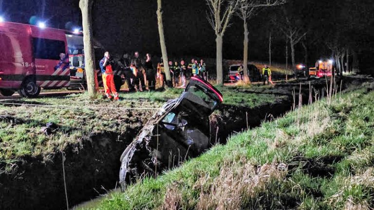 Auto met drie inzittenden belandt in sloot in Dordtse polder