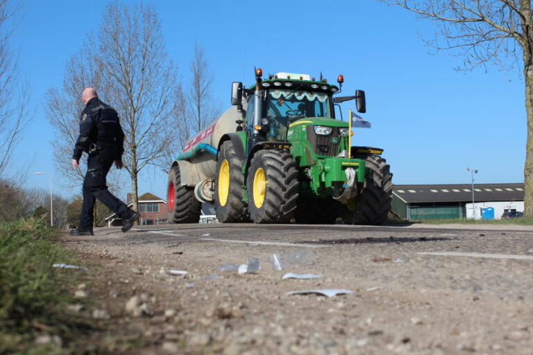 Trekker rijdt over scooter