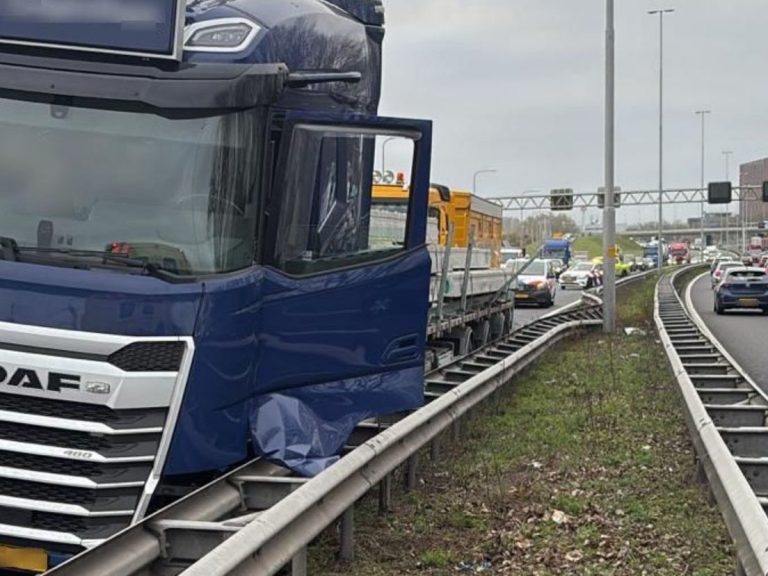 Vrachtwagen tegen vangrail, ook ongeluk in staart van file