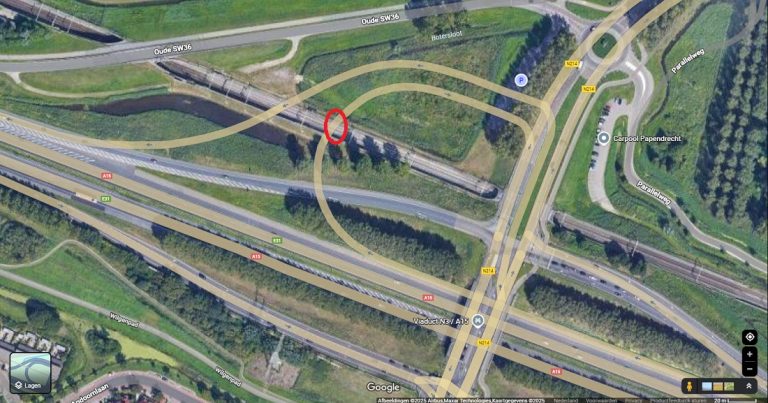 Vrachtwagen gekanteld bij Papendrecht (Update)