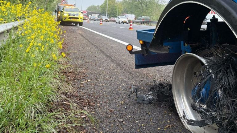 File op A27 door vrachtwagen met pech