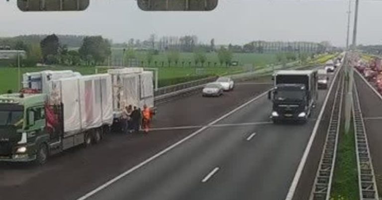 Vrachtwagen verliest lading op A27