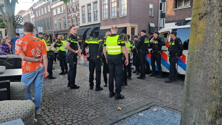 Vijf agenten raken gewond op Koningsdag: ‘Respect ver te zoeken’