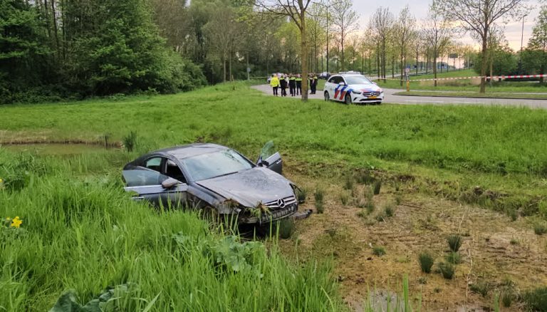 Man slaat op de vlucht na stopteken en crasht in greppel