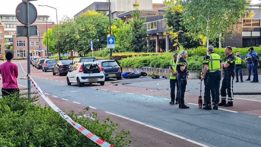 Motorrijder knalt achterop auto en raakt zwaargewond