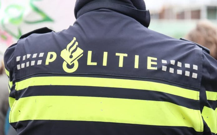 politie agent op rug