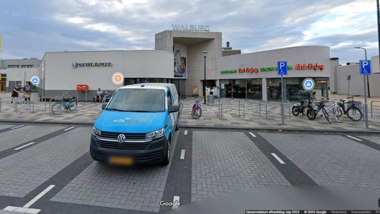 Winkelcentrum Walburg ontruimd, agenten zoeken man met mes