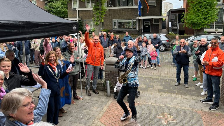 Bevrijdingspuzzeltocht en wielrijdersband trekken veel publiek