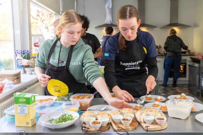Atheneumleerlingen halen €8.500,- op met pop-uprestaurant Happietaria voor project in Oeganda