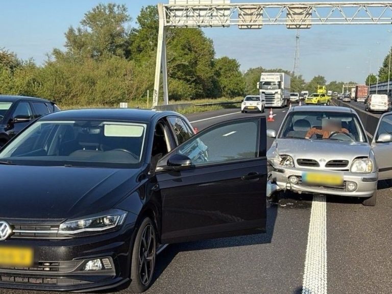 Aanrijding bij Hardinxveld: file op A15
