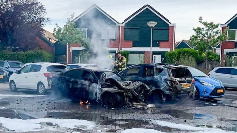 Vlammenzee bij autobrand, vermoedelijk aangestoken