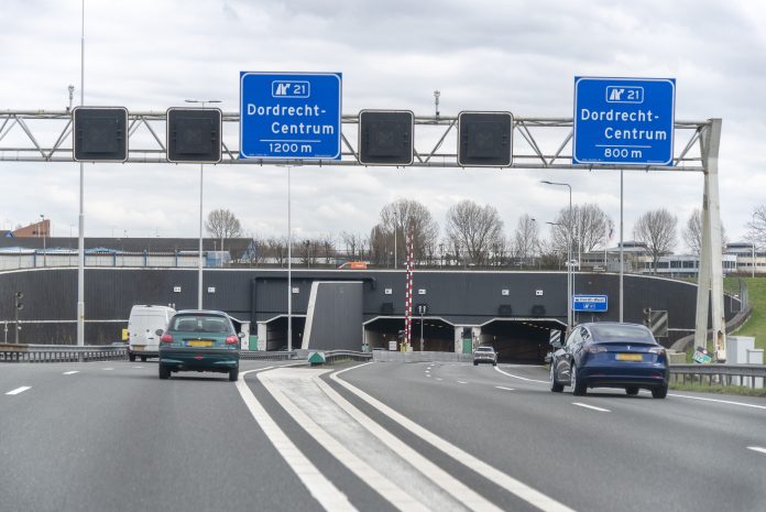 Automobilisten rijden naar Drechttunnel