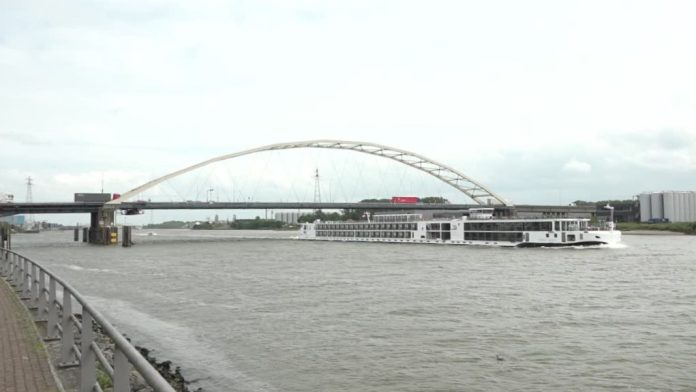merwedebrug - cruiseschip
