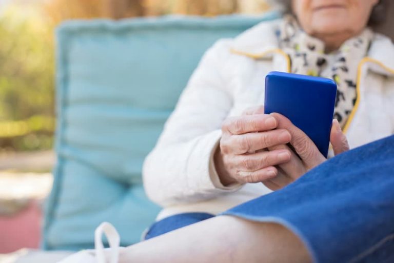 Ouder echtpaar is nepagenten te slim af, echte agent verstopt zich in woning