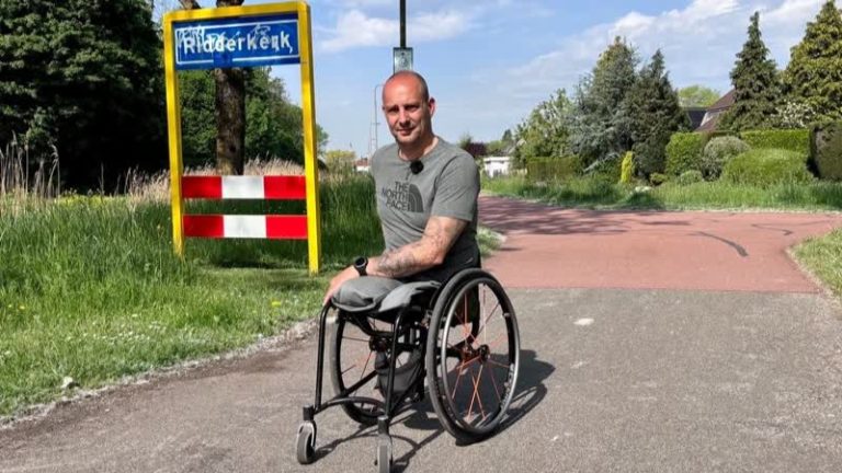 Ronald verloor zijn benen door een bermbom, toch viert hij vandaag zijn vrijheid