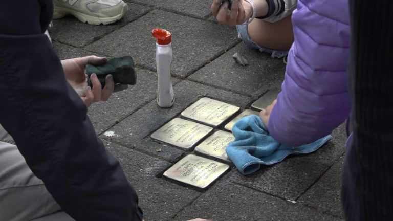 Basisschoolleerlingen maken Joodse gedenkstenen schoon: ‘Belangrijk om te doen’ (Video)