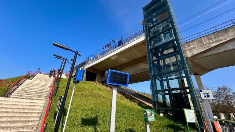 Na maanden doet de lift op dit station het een uur lang