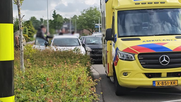 Auto flink beschadigd door botsing op Jan Steenlaan (Video)