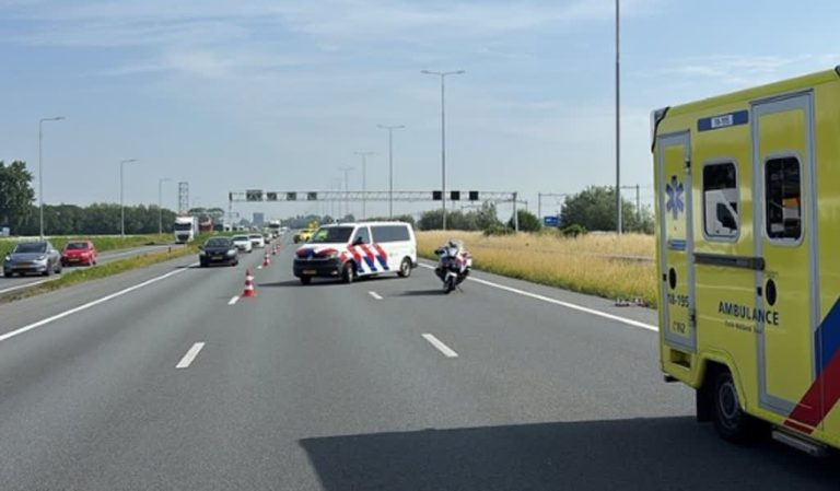 File op A16 door ongeval bij Moerdijkbrug
