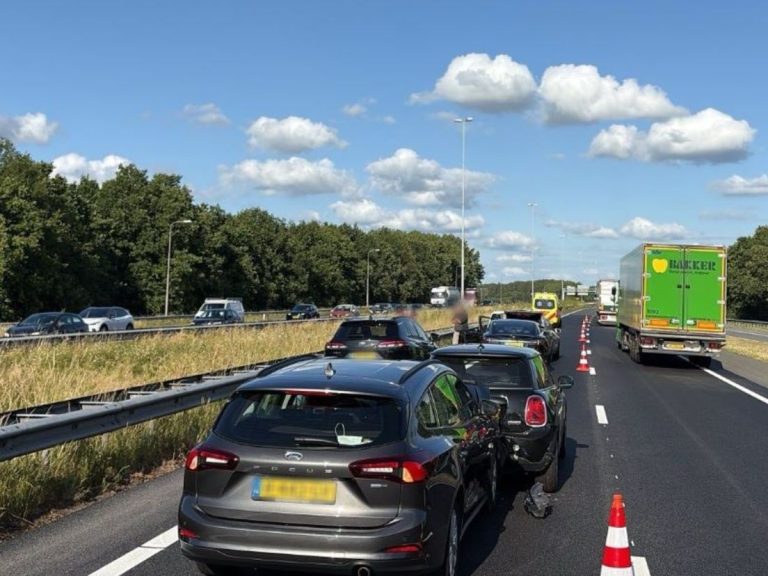 A27 afgesloten door ongeluk met zes voertuigen