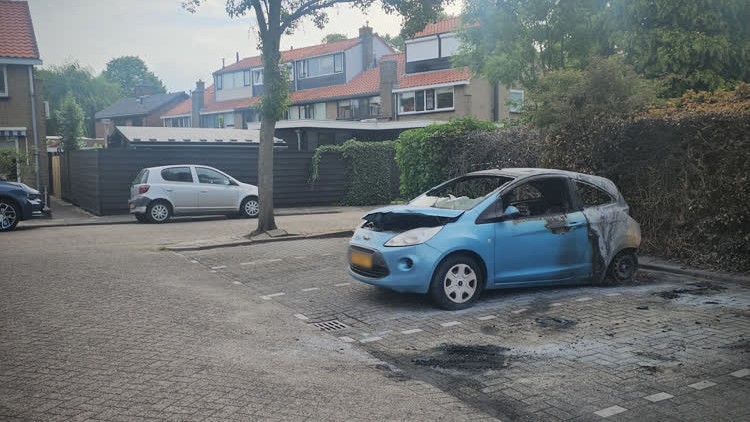 Drie autobranden binnen vijf dagen in dezelfde straat in Alblasserdam (Video)