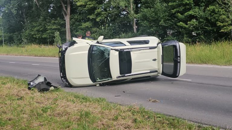 Auto belandt op kant na eenzijdig ongeluk