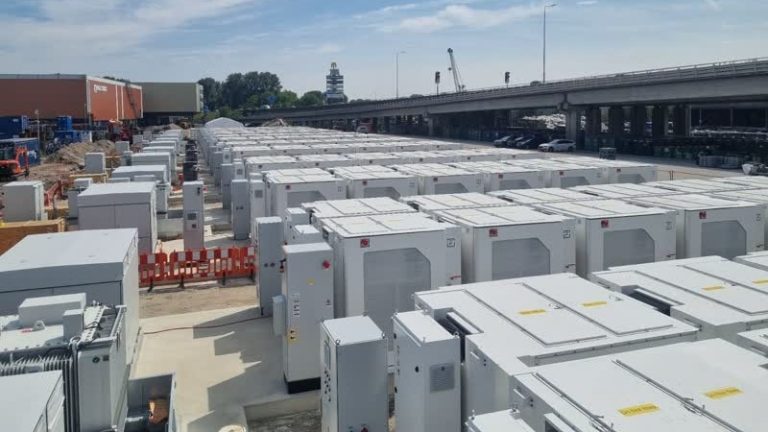 Batterijpark langs de N3 krijgt vorm: 144 batterijen staan klaar (Video)