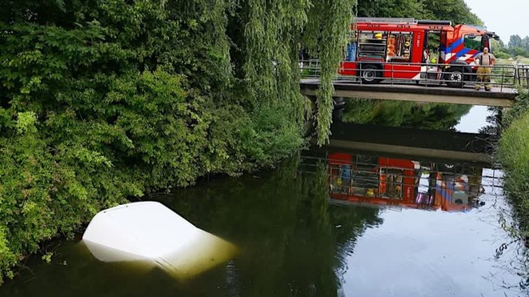Bestelbus belandt in sloot na aanrijding met auto