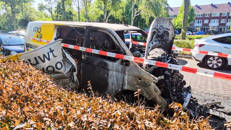 Bouwbedrijf opnieuw doelwit van brand: nu twee busjes in vlammen op