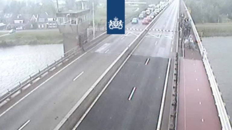 Storing aan Merwedebrug, verkeer omgeleid; file op A15