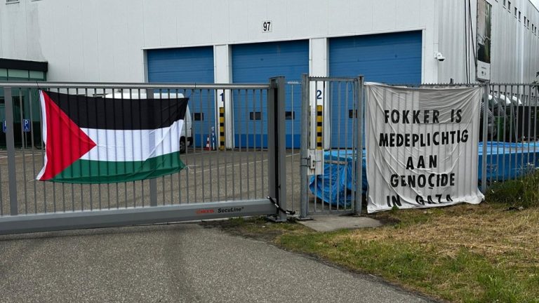 Demonstranten vastgeketend aan hekken Fokker: ‘Stop met vliegtuigdelen leveren Israël’ (Video)