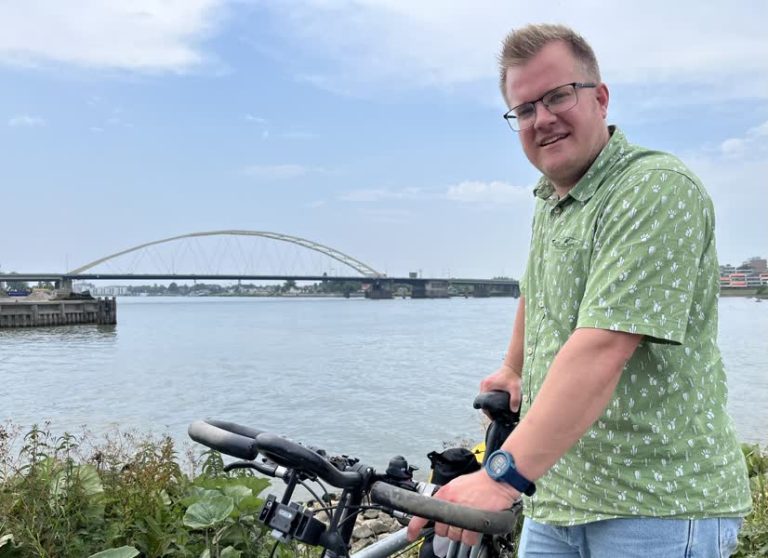 Extra reistijd voor fietsende leerkracht door brugafsluiting, maar: ‘het is te overzien’