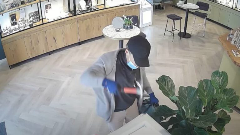 Overvaller slaat vitrines van juwelier met klauwhamer kapot (Video)