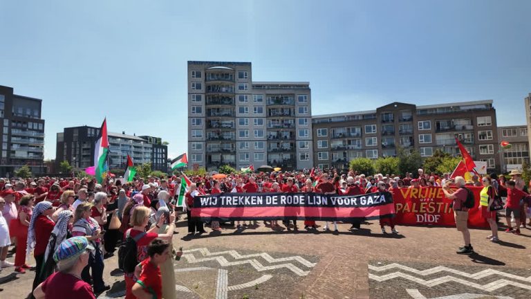 Protestmars Rode Lijn trekt duizenden: ‘Dordrecht spreek je uit!’ (Video)