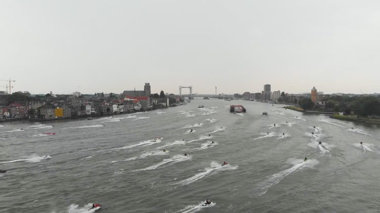 Waterscootertocht trekt met ruim 100 deelnemers door Drechtsteden