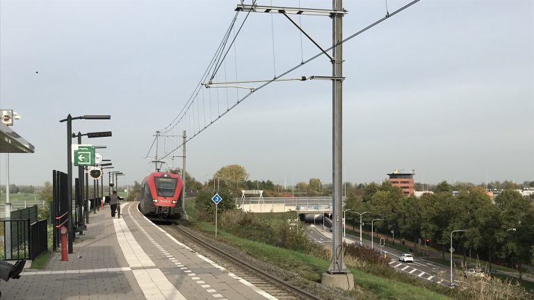 Helft minder treinen op MerwedeLingelijn door verzakte dijk