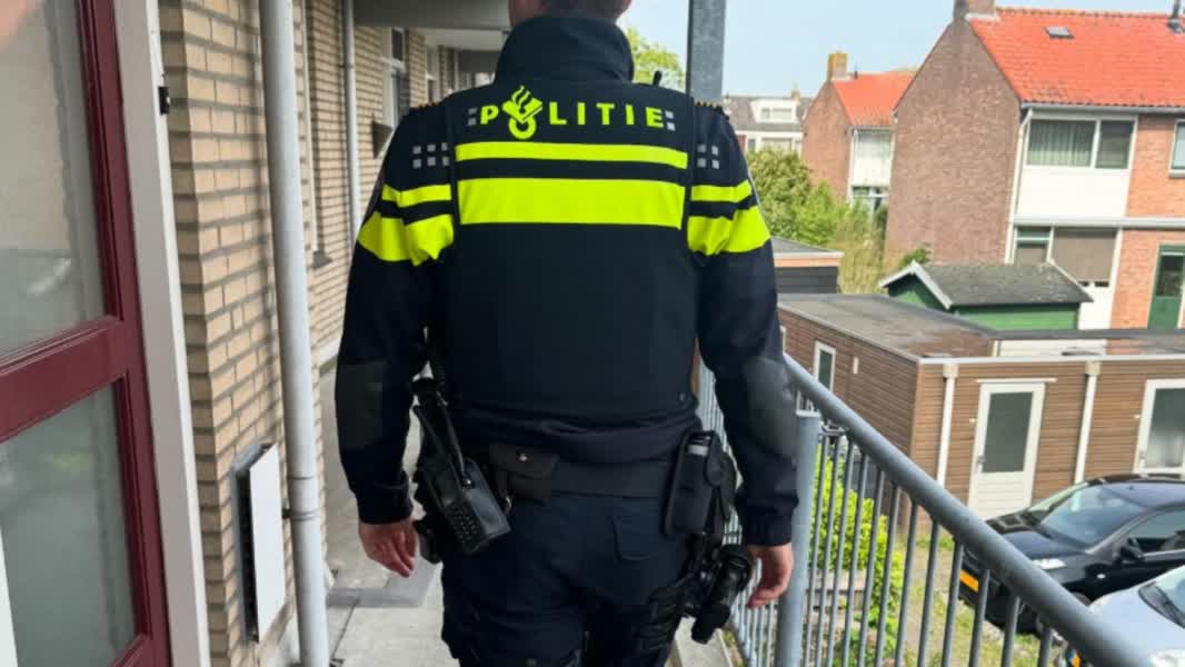 Moeder springt met baby van balkon om te ontsnappen aan mishandeling: man opgepakt