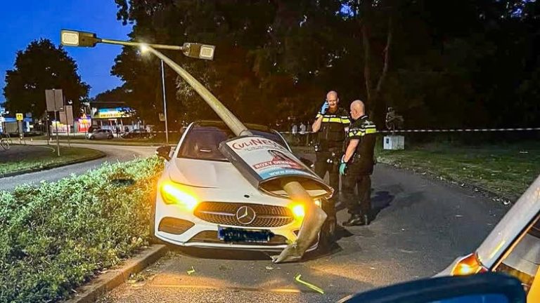 Automobilist rijdt tegen paal en mishandelt hulpverlener