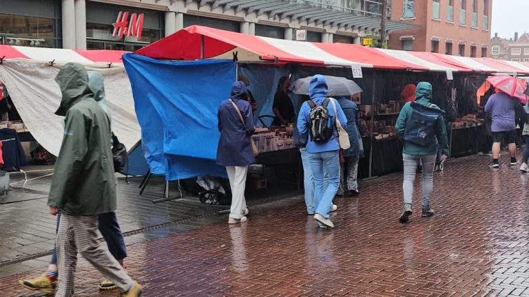 Boekenmarkt ingekort door regen: ‘Jammer, maar het weer kun je niet bepalen’