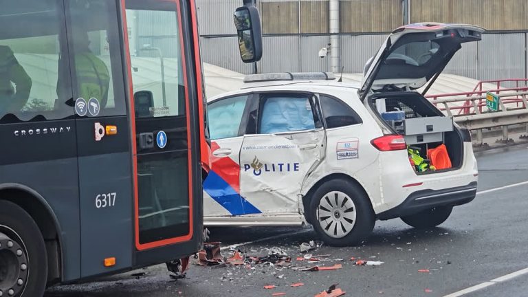 Lijnbus en politieauto botsen in Alblasserdam