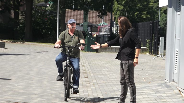 Fietscursus voor ouderen: ‘Soms schrik ik me rot’ (Video)