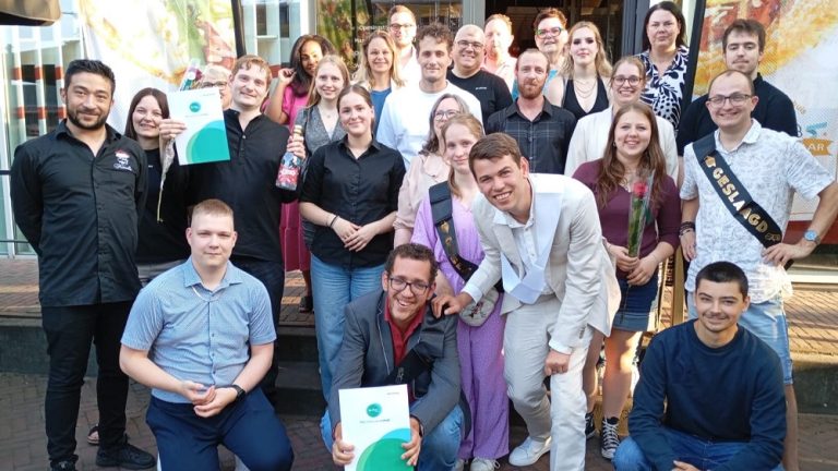 Wethouder reikt diploma’s uit bij interne Mbo-opleiding Leerwerkbedrijf Combigoods