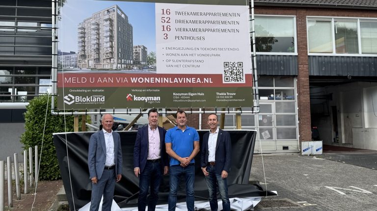 Wethouder onthult verkoopbord nieuwbouwproject La Vinea