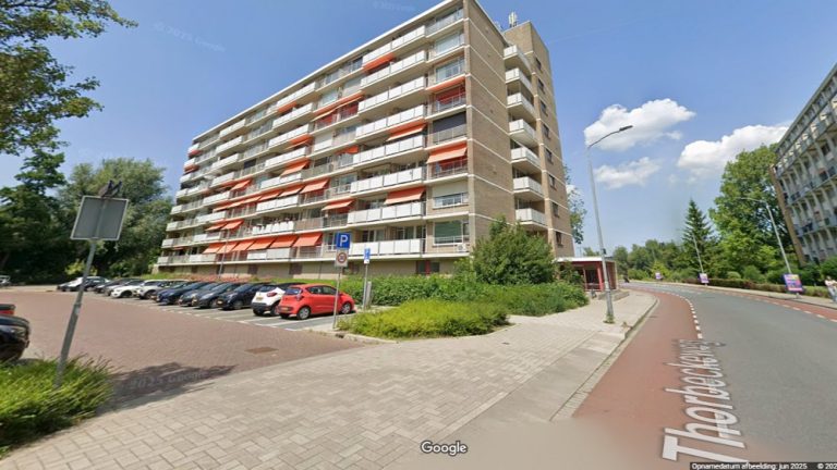 Auto botst op vuilniswagen in Dordrecht