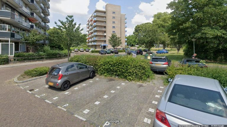 Auto uitgebrand op parkeerplaats