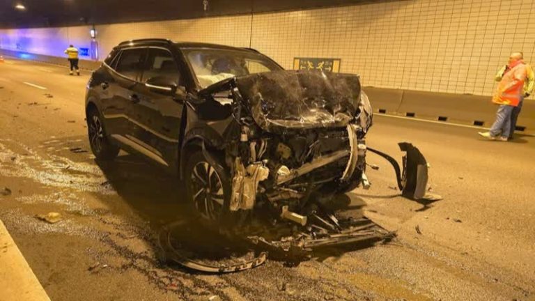 Auto botst op stilstaande andere auto in Noordtunnel