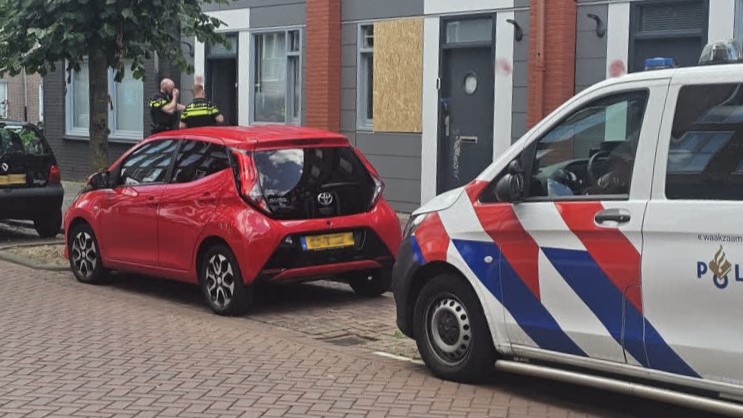Politie valt huis binnen, man (35) verzet zich hevig en moet getaserd worden