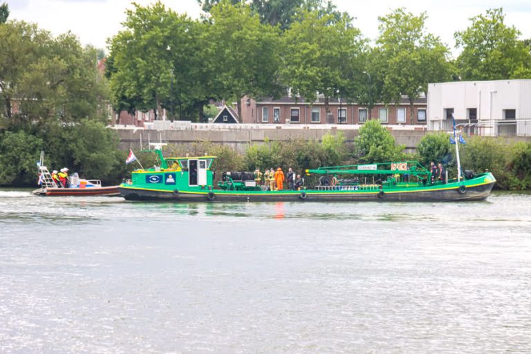 Man raakt te water na aanvaring op de Beneden-Merwede (Video)