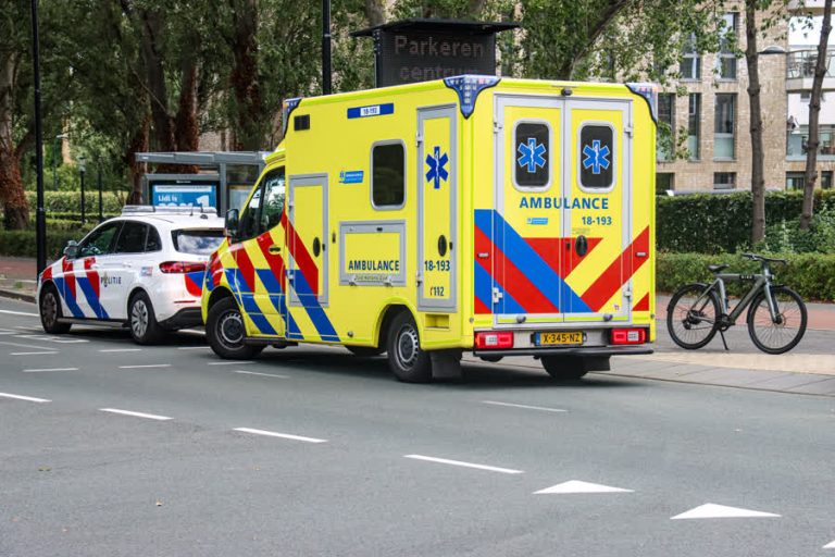 Fietser naar ziekenhuis na ongeluk op Oranjelaan in Dordrecht
