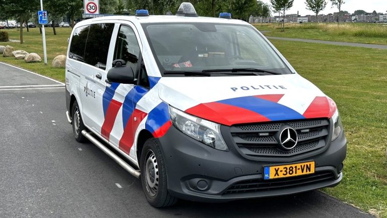 Vrachtwagen en auto botsen op Mijlweg in Dordrecht
